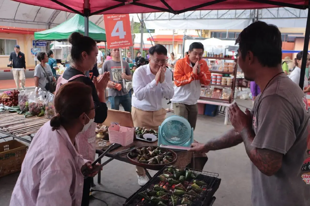 'เดชรัต สุขกำเนิด' ผู้สมัครนายก อบจ.นนทบุรี หมายเลข 4 พรรคประชาชน ควง ส.ส.ปรีติ เจริญศิลป์ ลงพื้นที่เขต 5 นนทบุรี 