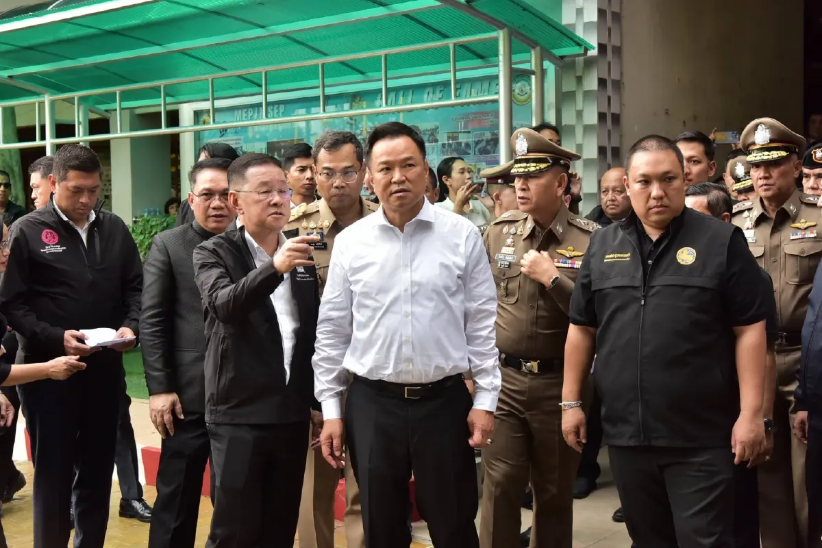 นายอนุทิน ชาญวีรกูล นายกรัฐมนตรีและรัฐมนตรีว่าการกระทรวงมหาดไทย