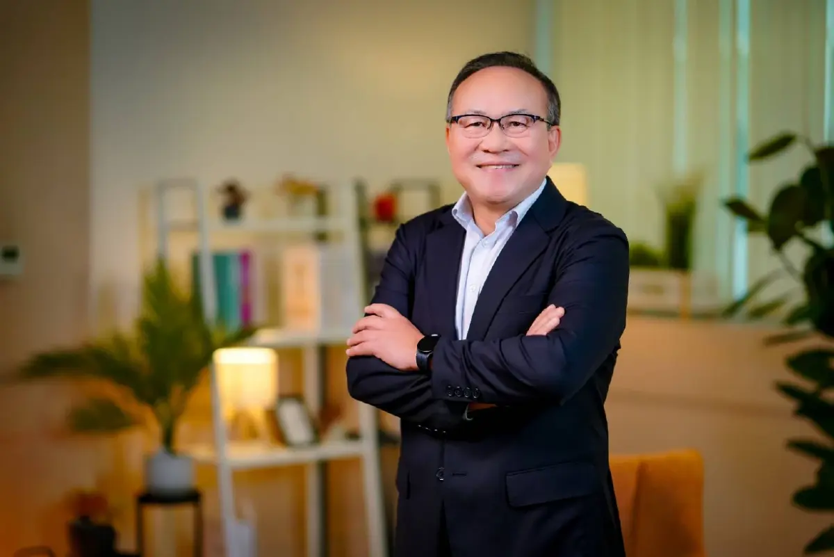 วินิจ ศิลามงคล หัวหน้าทีมหมายเลข 1 "Move Forward Together" 