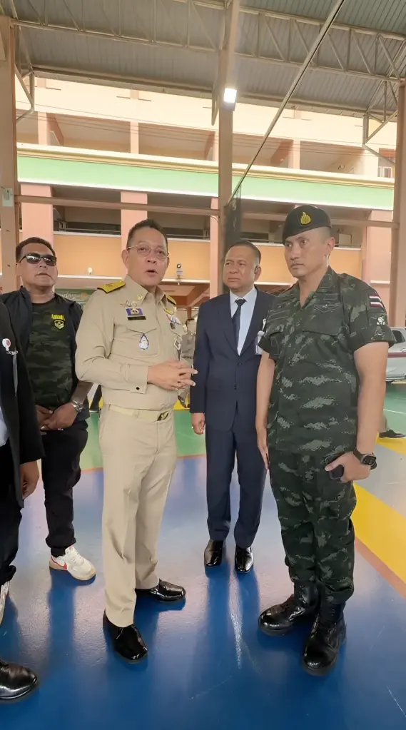 นายราเชน ตระกูลเวียง สส.แบบบัญชีรายชื่อ และหัวหน้าพรรคทางเลือกใหม่ ในฐานะรองประธานคณะกรรมาธิการ (กมธ.) การทหาร