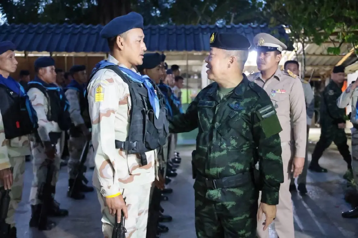 "เลขาธิการ กอ.รมน." ลงพื้นที่ "นราธิวาส" ตรวจเยี่ยมกำลังพล จี้เร่งล่าตัว "คนร้าย" ปลิดชีพ "ทหารพราน" รับโทษ