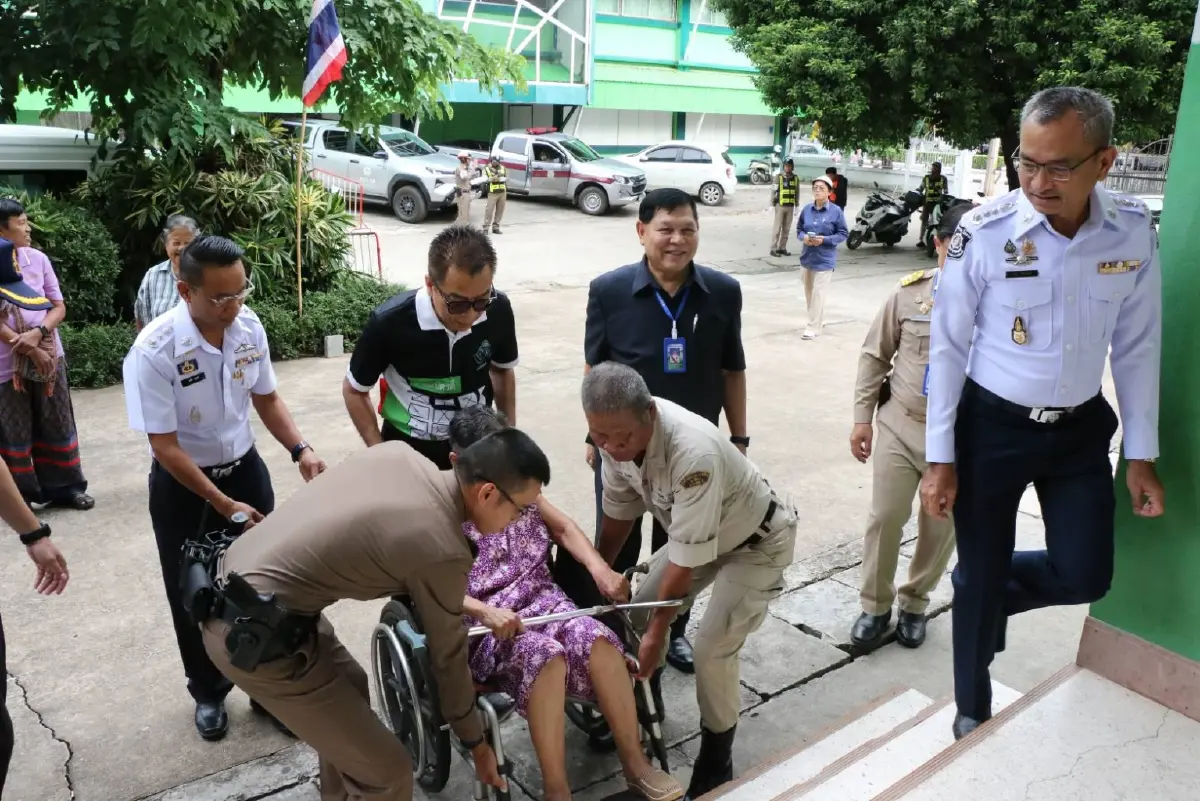 เลือกตั้ง "นายกอบจ.กาฬสินธุ์" คึกคัก ยายวัย 90 ปี ใช้สิทธิคนแรก "เลขาแสวง" เผย กกต. ยังไม่พบการกระทำผิด