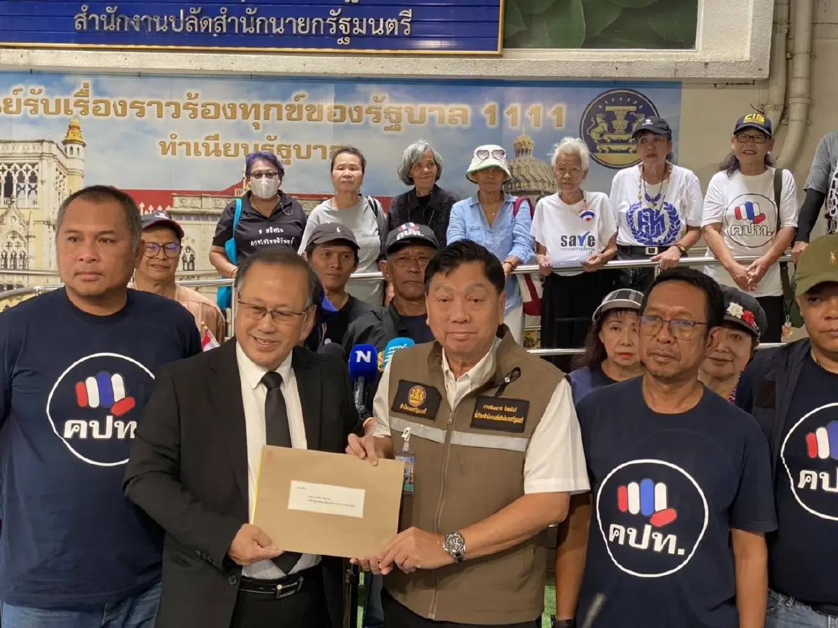 นพ.ตุลย์ สิทธิสมวงศ์ นักเคลื่อนไหวทางการเมือง ยื่นหนังสือถึงนายกฯ