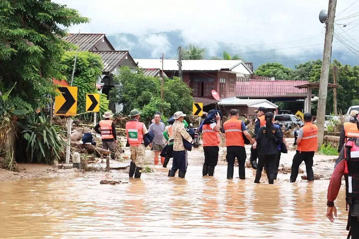 'เจเศรษฐ์' ลุยน้ำท่วมน่าน สั่งทีมปักหลักปัวแจกข้าว 6,000 ชุด