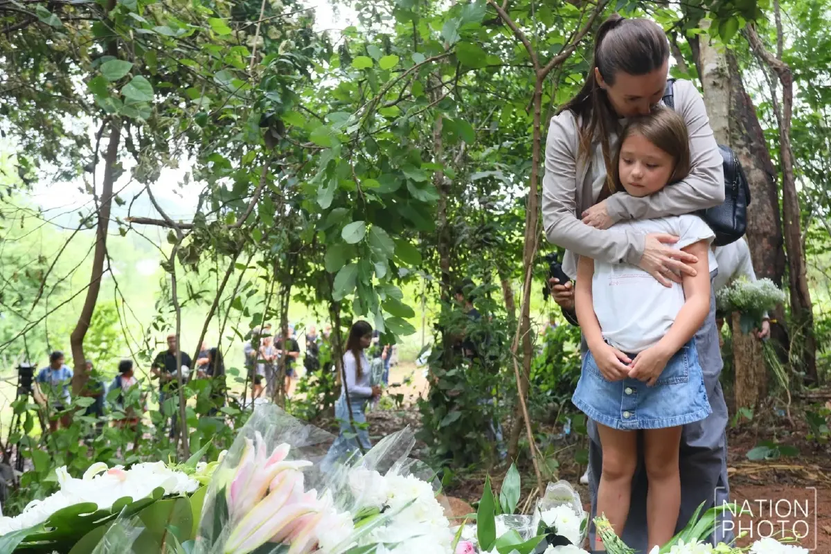สุดเศร้า! มารดา 2 พี่น้องรัสเซีย พร้อมคนไทย-ต่างชาติ ร่วมไว้อาลัยส่ง "ไดอาน่า-โรมัน" ครั้งสุดท้าย