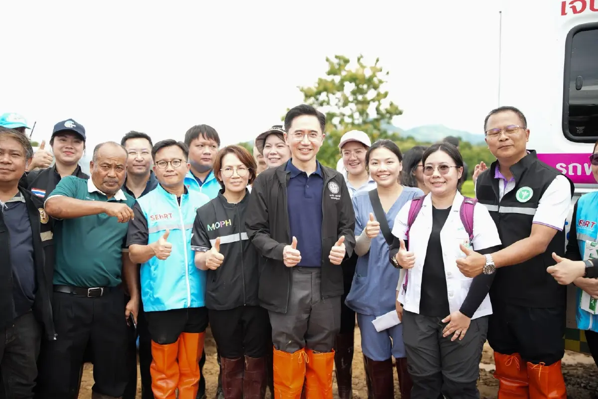 "ยศชนัน" เดินลุยโคลนที่ อ.ปัว จ.น่าน เคาะประตูบ้านเยี่ยมชาวบ้าน พบเสียหายหนักหลายหลัง