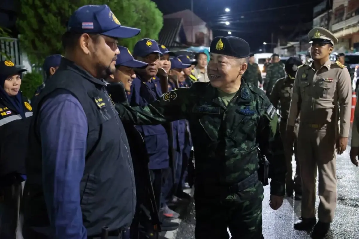 "เลขาธิการ กอ.รมน." ลงพื้นที่ "นราธิวาส" ตรวจเยี่ยมกำลังพล จี้เร่งล่าตัว "คนร้าย" ปลิดชีพ "ทหารพราน" รับโทษ
