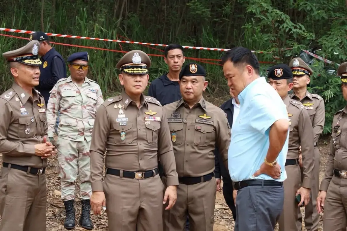 นายอนุทิน ชาญวีรกูล นายกรัฐมนตรี  และ ผบ.ตร.