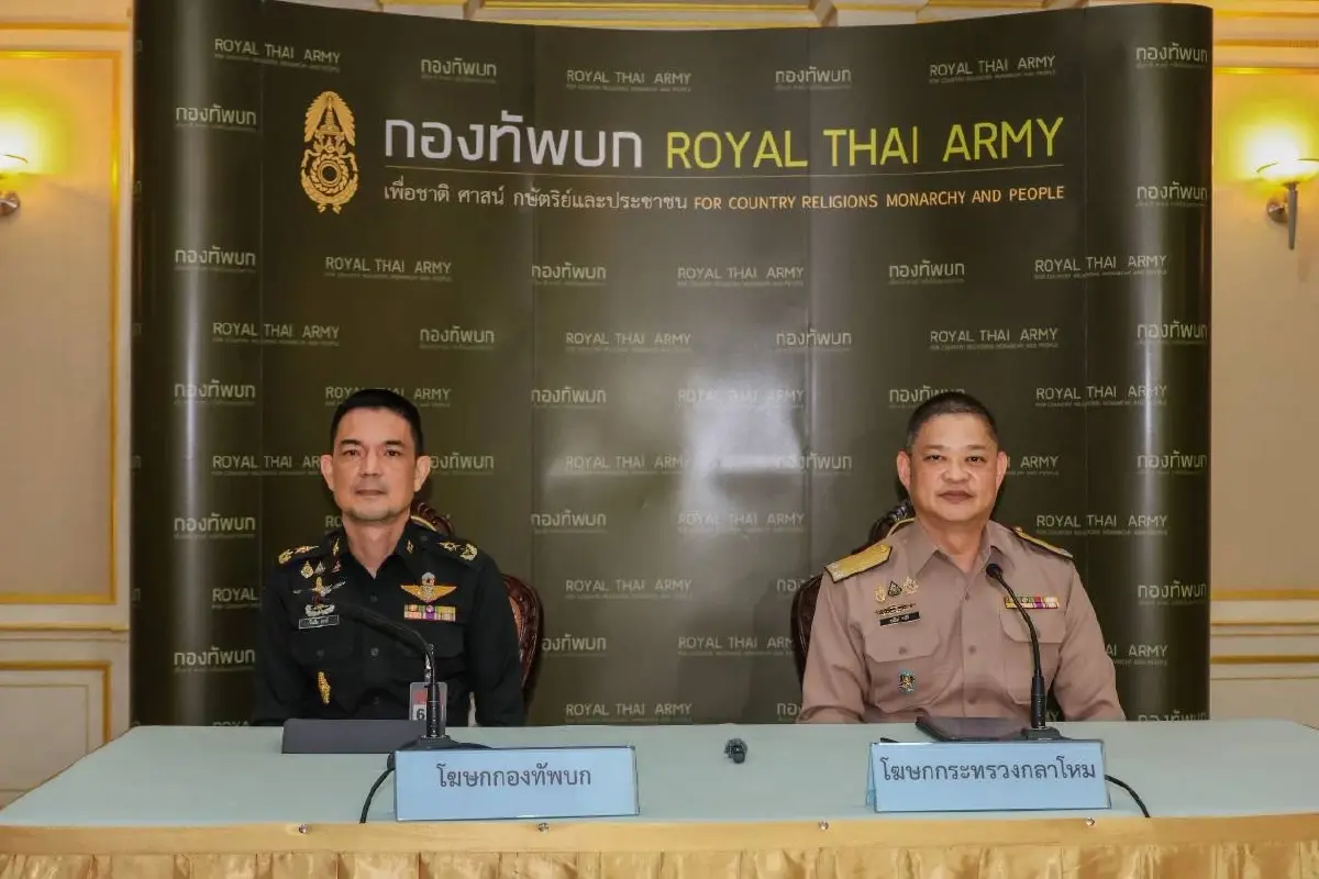 พล.ร.ต.สุรสันต์ คงสิริ โฆษกกระทรวงกลาโหม และ พล.ต.วินธัย สุวารี โฆษกกองทัพบก 