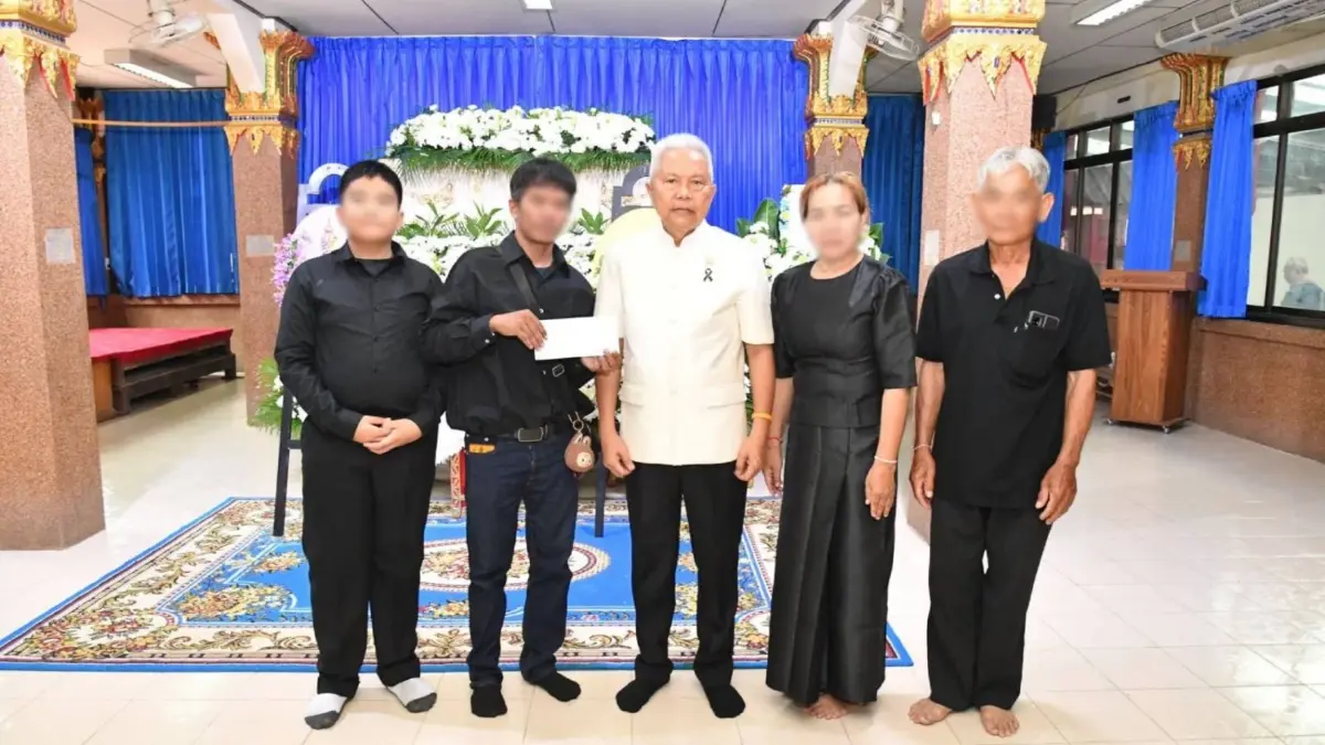 “โสภณ” เยี่ยม นร.ผู้บาดเจ็บ และเคารพศพ 2 ครูผู้เสียชีวิต จากเหตุรุนแรงใน รร.เทพศิรินทร์ นนทบุรี