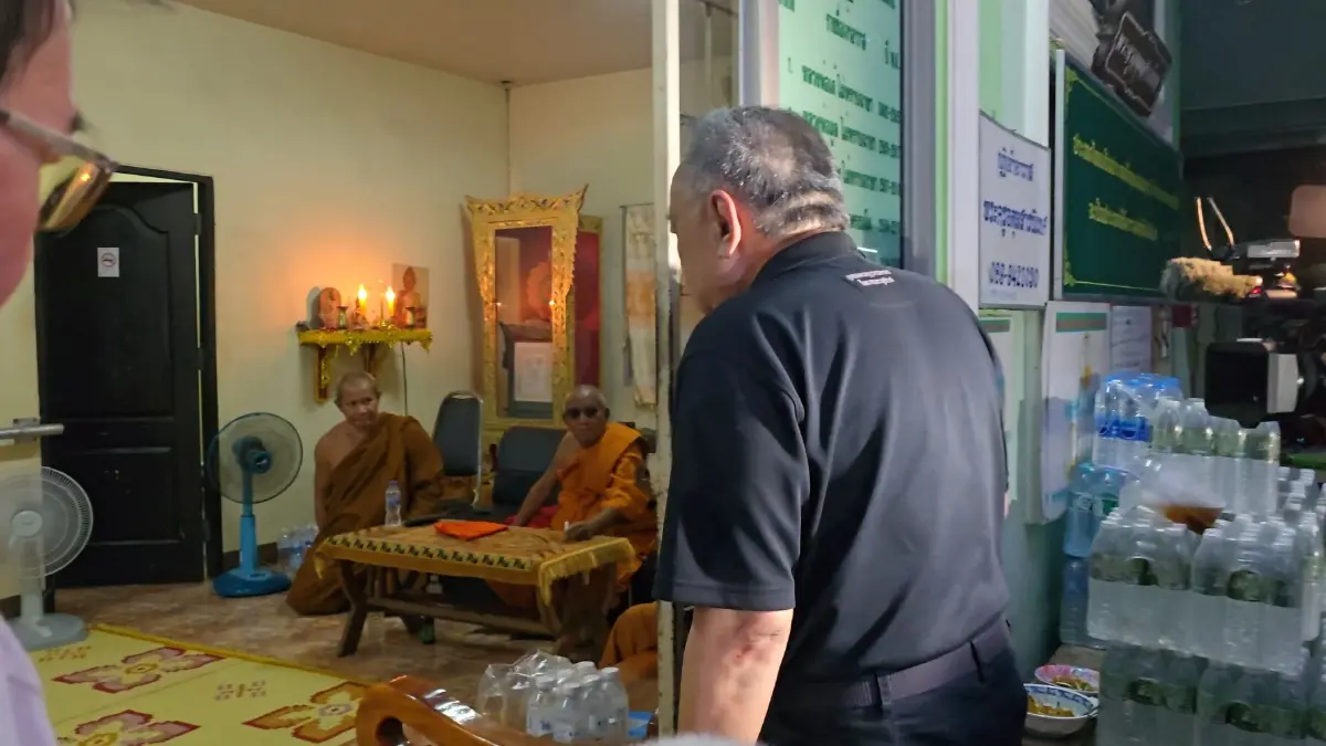 ศาสตราจารย์พิเศษ ธงทอง จันทรางศุ  เข้าพบพระครูอดุลสารนิเทศ เจ้าอาวาสวัดป่าอดุลยาราม ขอนแก่น โดยรับปากเดินหน้าเปลี่ยนชื่อโฉนด เป็นที่ดินวัด