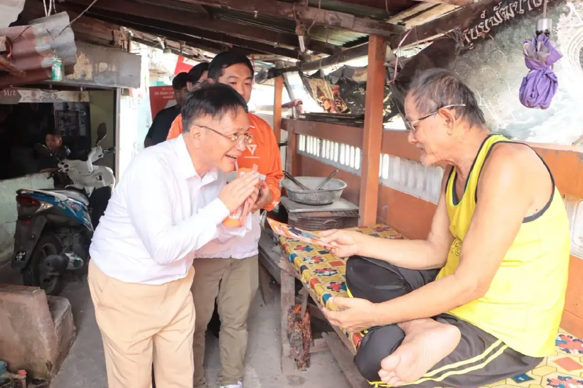 'เดชรัต สุขกำเนิด' ผู้สมัครนายก อบจ.นนทบุรี หมายเลข 4 พรรคประชาชน ควง ส.ส.ปรีติ เจริญศิลป์ ลงพื้นที่เขต 5 นนทบุรี 