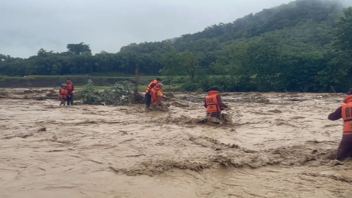 “เจเศรษฐ์-อรรษิษฐ์” ระดมเจ็ตสกี–เรือ–เฮลิคอปเตอร์ช่วยน้ำท่วมน่าน เตือนมวลน้ำถึง อ.เมือง พรุ่งนี้