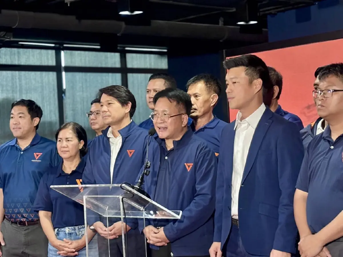  นายเดชรัต สุขกำเนิด