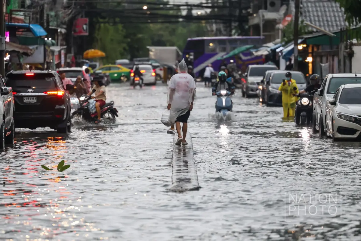 กทม.ยกระดับ 50 เขต พื้นที่ประสบอุทกภัย หลังฝนตกแช่เกิน 24 ชม. น้ำท่วมหลายพื้นที่