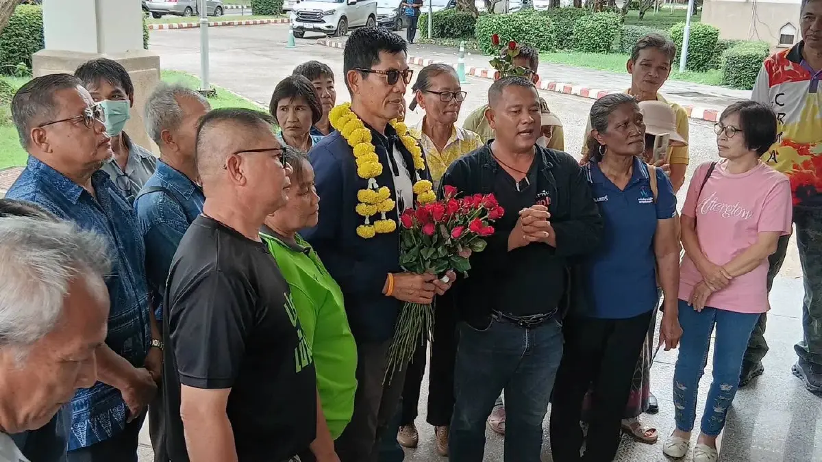 กลุ่มมวลชน ปราจีนบุรี รวมตัวมอบดอกไม้ เซฟกำนันประภาส