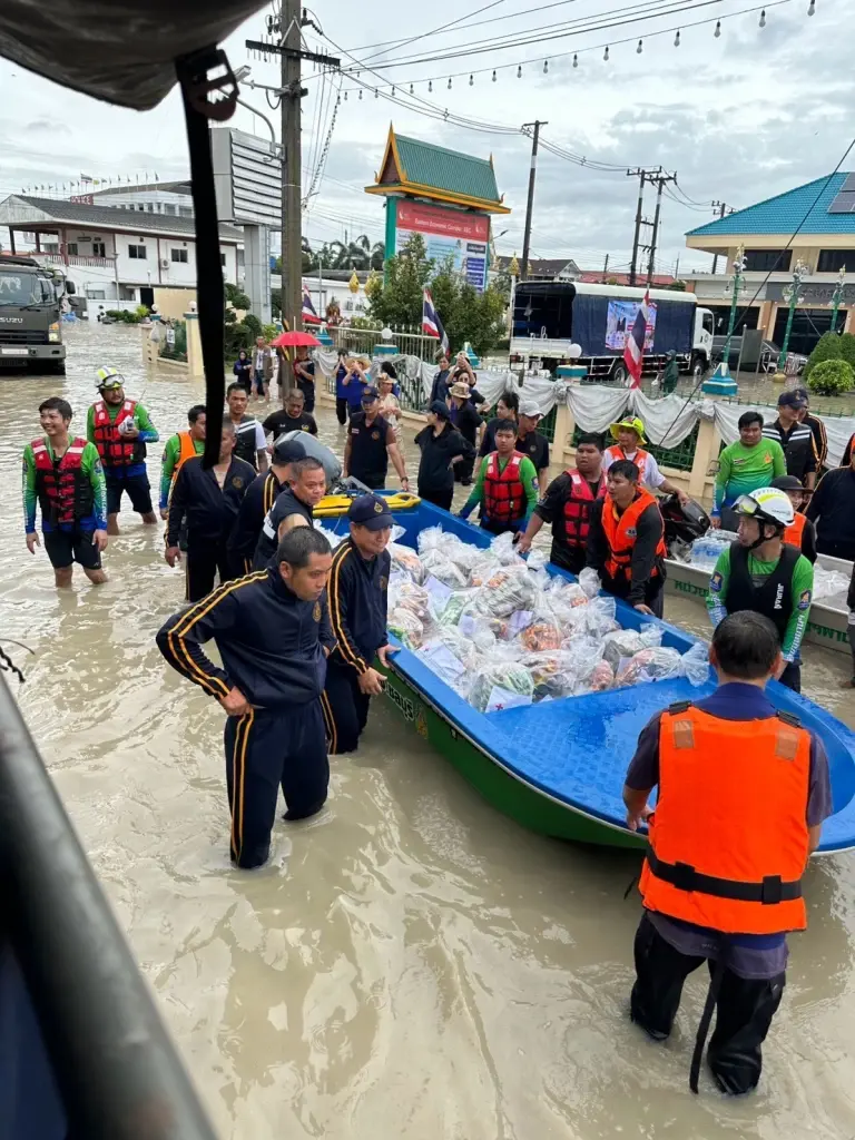 สภากาชาดไทย เปิดครัวเคลื่อนที่แจกอาหารปรุงสุก "เสริมเรือใหญ่-รถสูง" เข้าพื้นที่วิกฤต