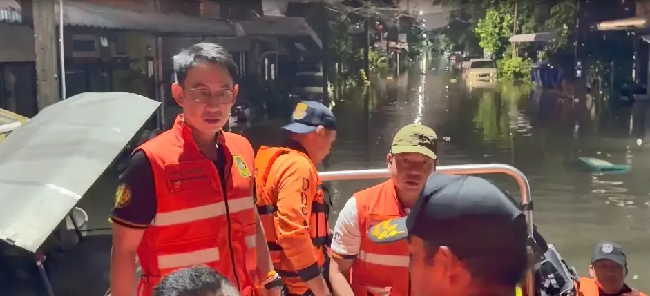 “ไชยชนก–เจเศรษฐ์–วรศิษฎ์” นำกำลัง ปภ. ลุยน้ำท่วม ลงเรือท้องแบนเร่งช่วยผู้สูงอายุ หมู่บ้านนักกีฬา เขตสะพานสูง