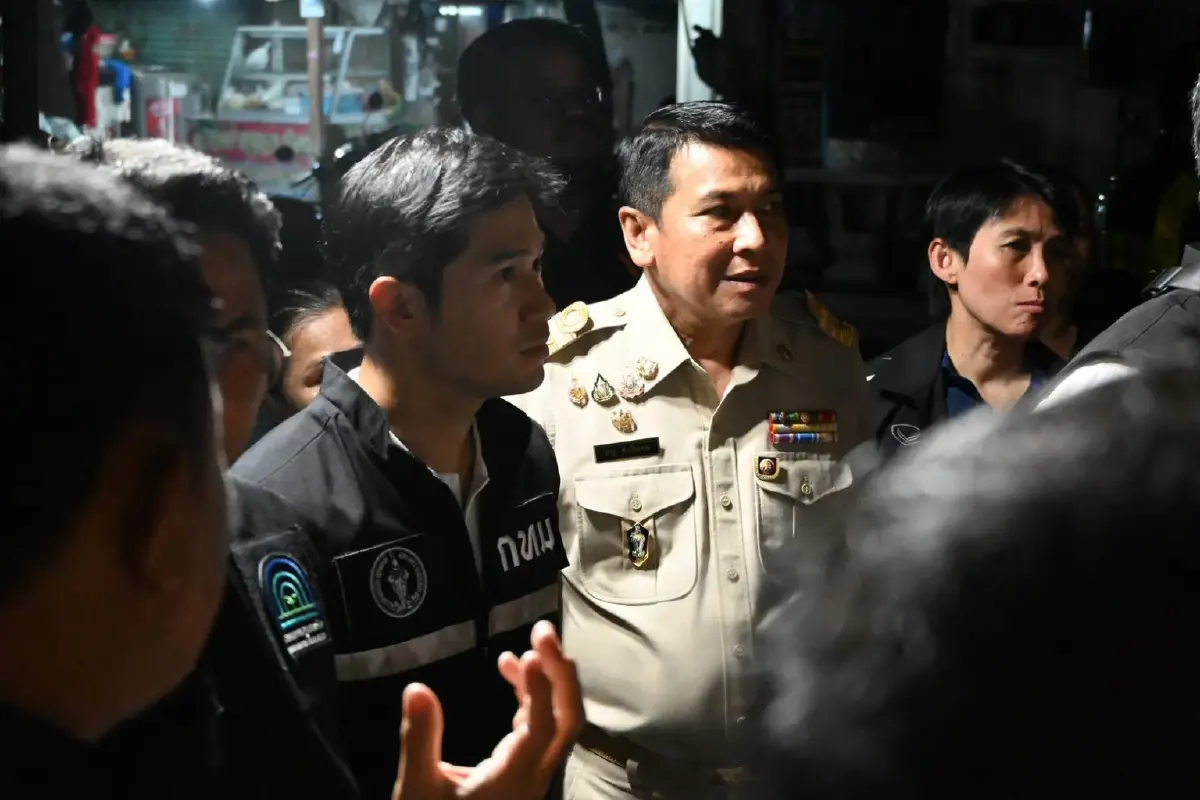กทม. ระงับเหตุ! น้ำมันรั่วซึมท่อระบายน้ำ "ถนนพระราม 3"