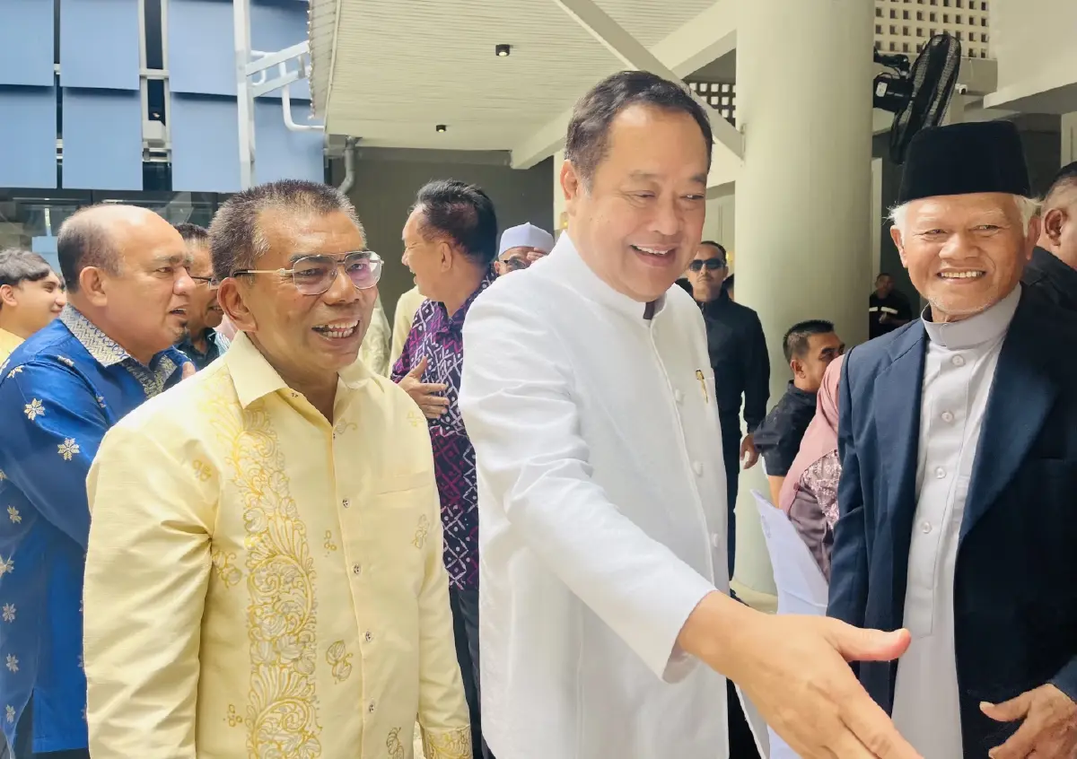 "วันนอร์-พ.ต.อ.ทวี ชื่นมื่นร่วมงานแต่งลูกชาย "สส.กมลศักดิ์" ย้ำคุยแต่เรื่องทั่วไป ไม่แตะการเมือง