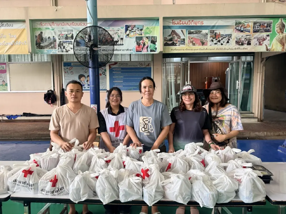 สภากาชาดไทย เปิดครัวเคลื่อนที่แจกอาหารปรุงสุก "เสริมเรือใหญ่-รถสูง" เข้าพื้นที่วิกฤต
