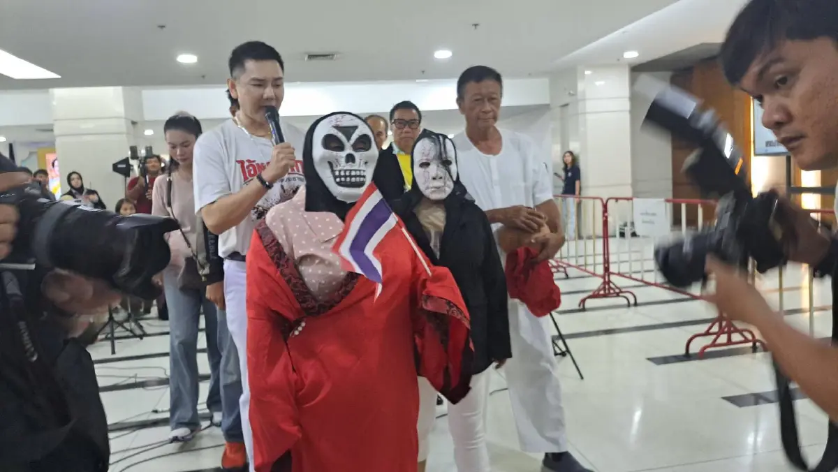 ทนายอั๋น" ทำพิธีปล่อย-จับผี แสดงเชิงสัญลักษณ์ ที่ กกต.