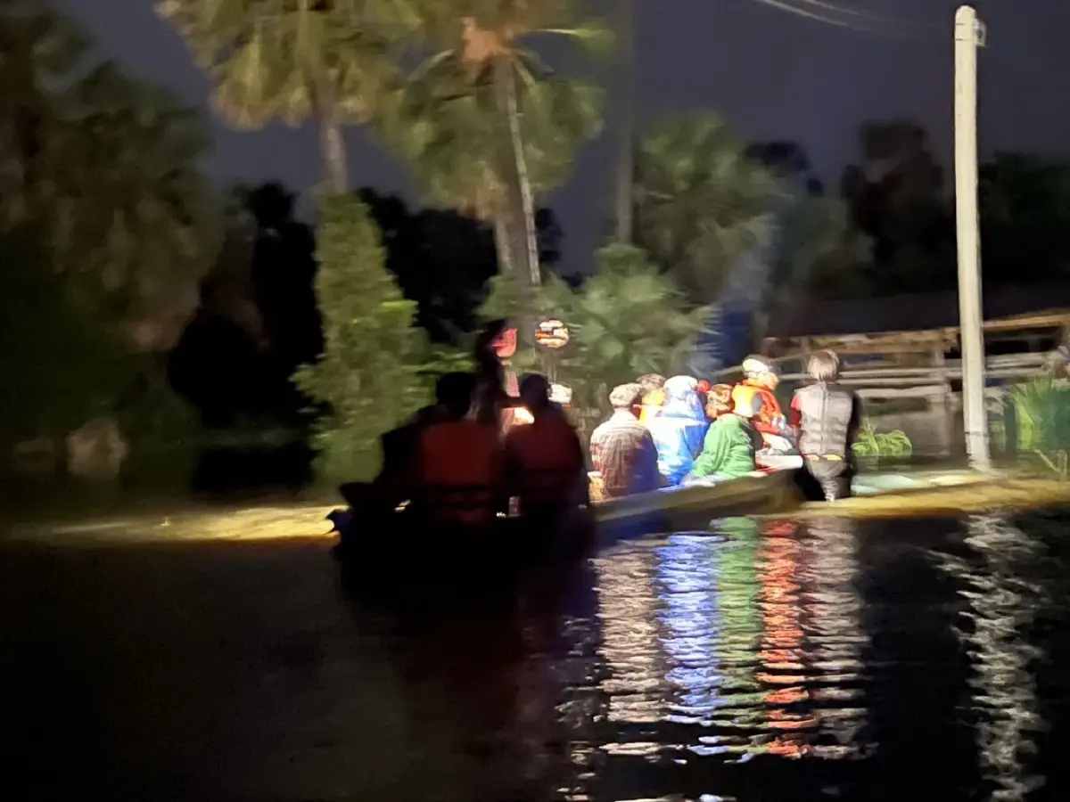 น้ำท่วมบุรีรัมย์วิกฤตสูง 1.6 เมตร กู้ภัยระดมเรืออพยพผู้ป่วย