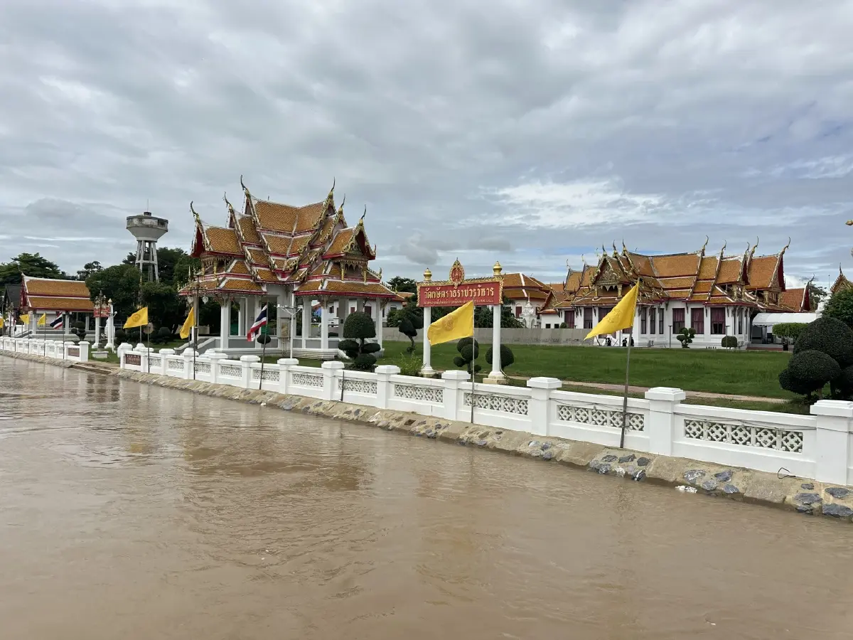 เร่งเสริมบังเกอร์วัดกษัตราฯ - วัดไชยฯ "พระ-ทหาร" ตั้งรับน้ำเจ้าพระยาทะลัก"