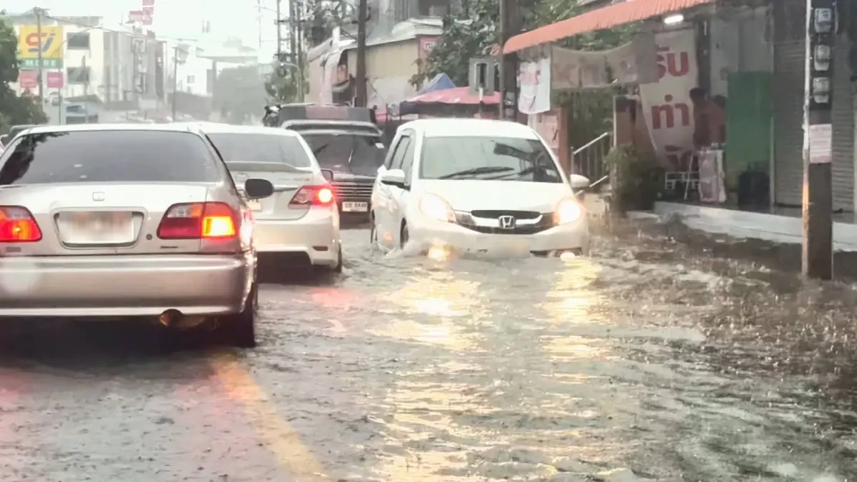 ฝนกระหน่ำเมืองชัยนาทหนัก! ร.ร.ประกาศหยุดเรียนฉุกเฉิน น้ำเหนือเขื่อนเจ้าพระยาดันสูง