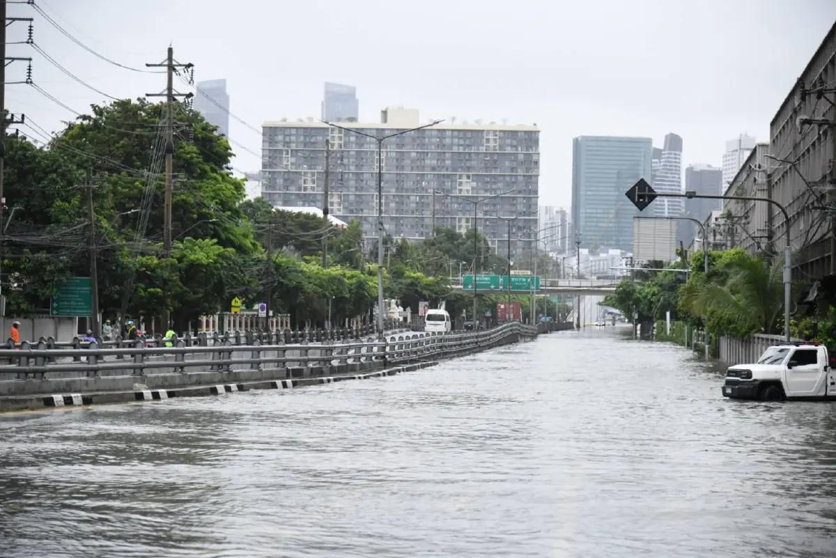 กทม. วิกฤต! ฝนสะสมทะลุ 300 มม. กระทบ 5.2 หมื่นครอบครัว อพยพแล้ว 4.2 พันคน