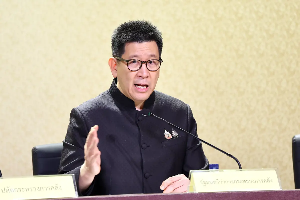 เอกนิติ นิติทัณฑ์ประภาศ รองนายกรัฐมนตรีและรัฐมนตรีว่าการกระทรวงการคลัง