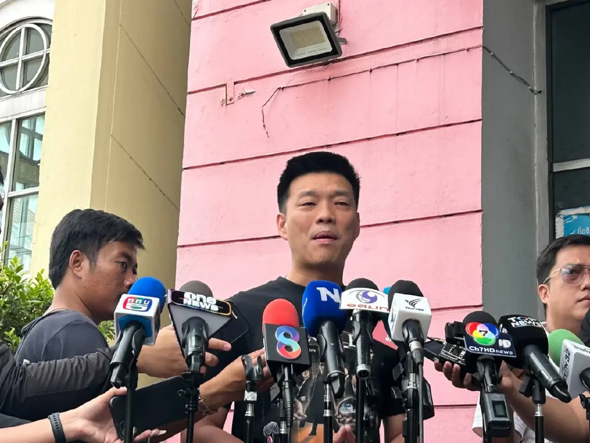 "เท้ง" ร่วม "ไอลอว์" เดินขบวนแสดงพลัง กดดัน กกต. ก่อนลงมติชี้ชะตาวันพรุ่งนี้