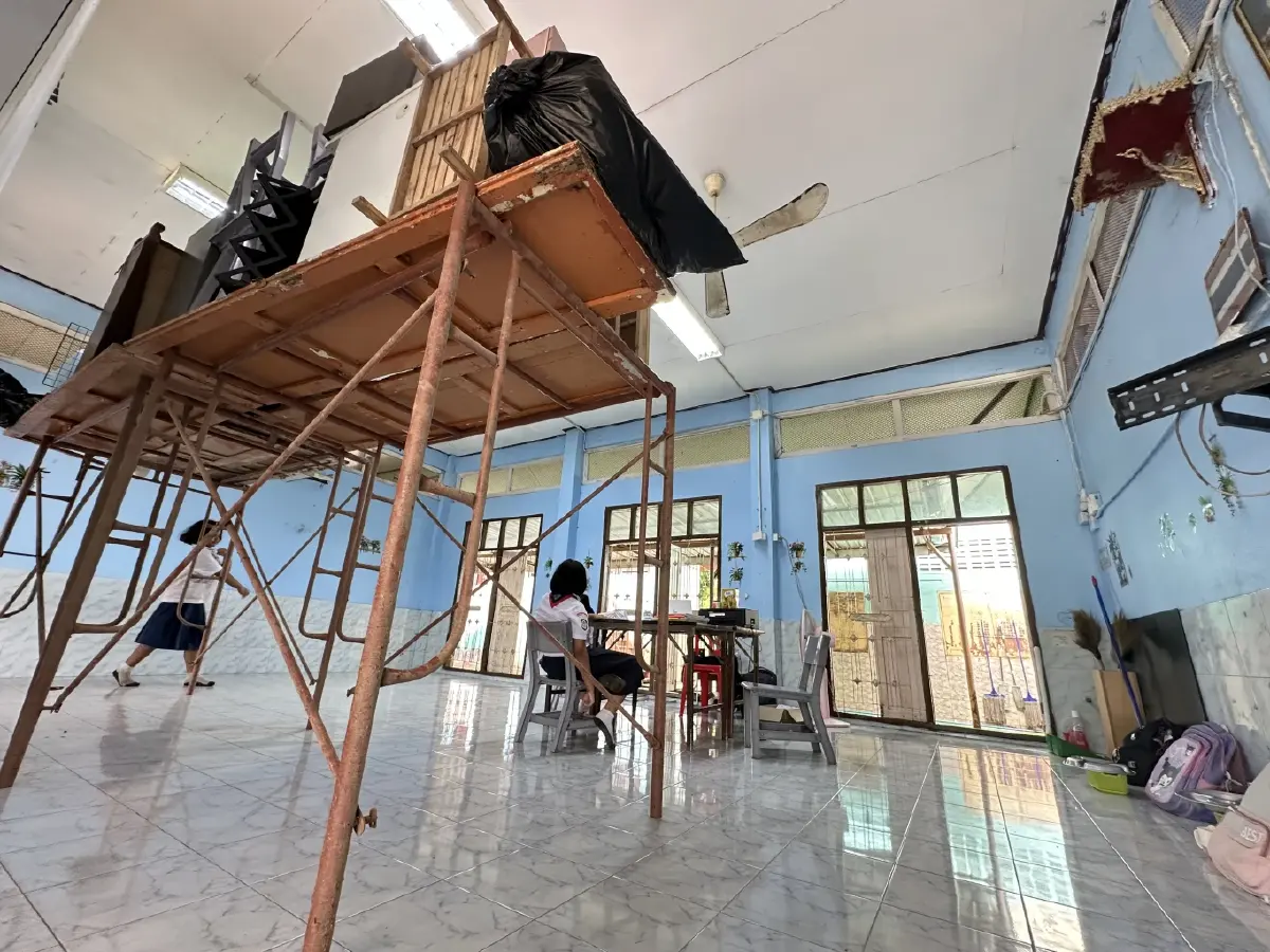 โรงเรียนวัดตะกู น้ำท่วมจ่อประตู คุณครูภาวนาขออีกสัปดาห์โรงเรียนก็จะสอบปิดเทอมแล้ว ยกของขึ้นนั่งร้านเตรียมรับมือ