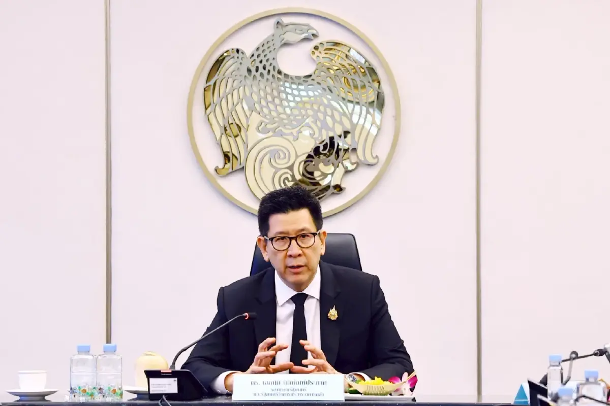 ดร.เอกนิติ นิติทัณฑ์ประภาศ รองนายกรัฐมนตรีและรัฐมนตรีว่าการกระทรวงการคลัง