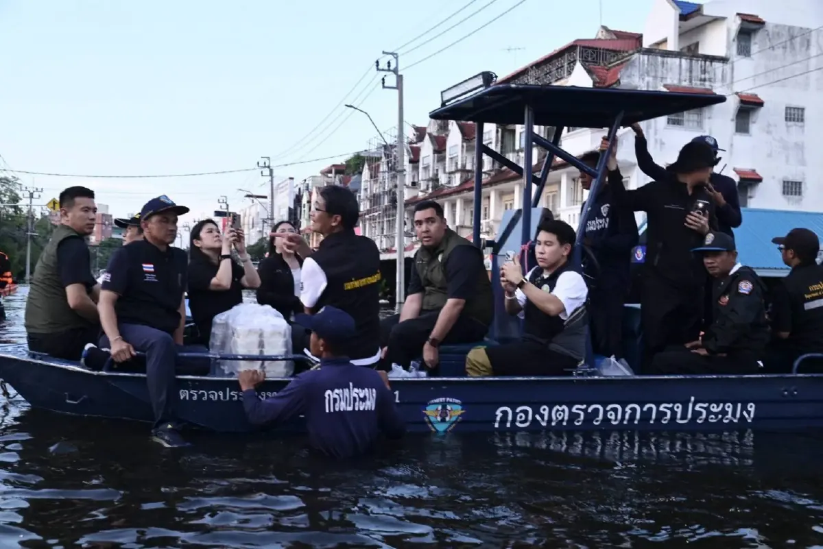 นั่งเรือฝ่าวิกฤต! "วัชระพล" ลงพื้นที่เคหะร่มเกล้า ลุยน้ำแจกอาหารและนมกล่อง 18,000 กล่องถึงมือชาวบ้าน