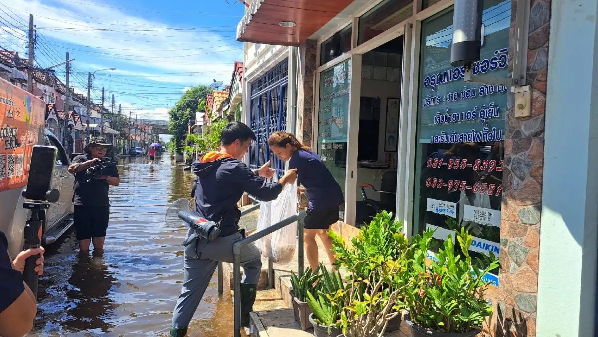 "เท้ง ณัฐพงษ์" ลุย "น้ำท่วมนนทบุรี" ชื่นชมเทศบาลเยียวยาไว วันเดียวเงินเข้าบัญชี พร้อมแจกข้าว 400 ชุด