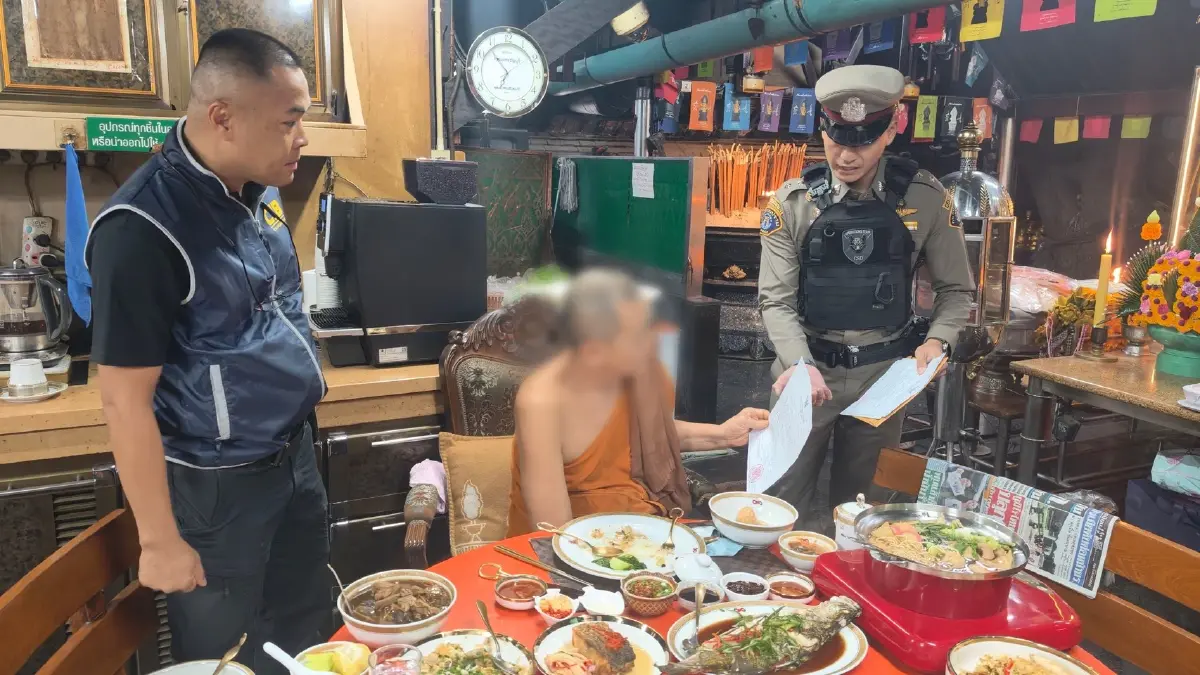 ช็อกวงการผ้าเหลือง! กองปราบรวบ "หลวงพ่ออติโชติ" เจ้าอาวาสวัดพุทไธศวรรย์ ยักยอกเงินวัด 92 ล้าน  โอนให้สีกาคนสนิท ซ้ำคาหนังคาเขาคากุฏิ(มีคลิป)