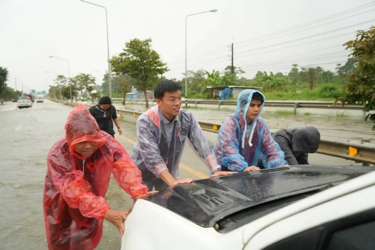 นายณัฐพงษ์ เรืองปัญญาวุฒิ หัวหน้าพรรคประชาชน 