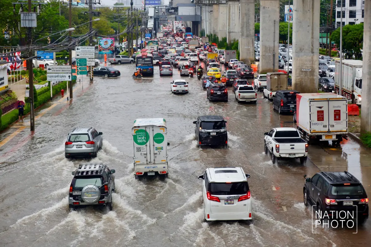 กทม.ยกระดับ 50 เขต พื้นที่ประสบอุทกภัย หลังฝนตกแช่เกิน 24 ชม. น้ำท่วมหลายพื้นที่
