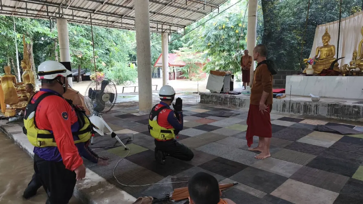 มูลนิธิอาสาเพื่อนพึ่ง (ภาฯ) ลุยช่วยน้ำท่วม "สระแก้ว" อพยพ "ผู้ป่วยติดเตียง-แจกอาหาร"