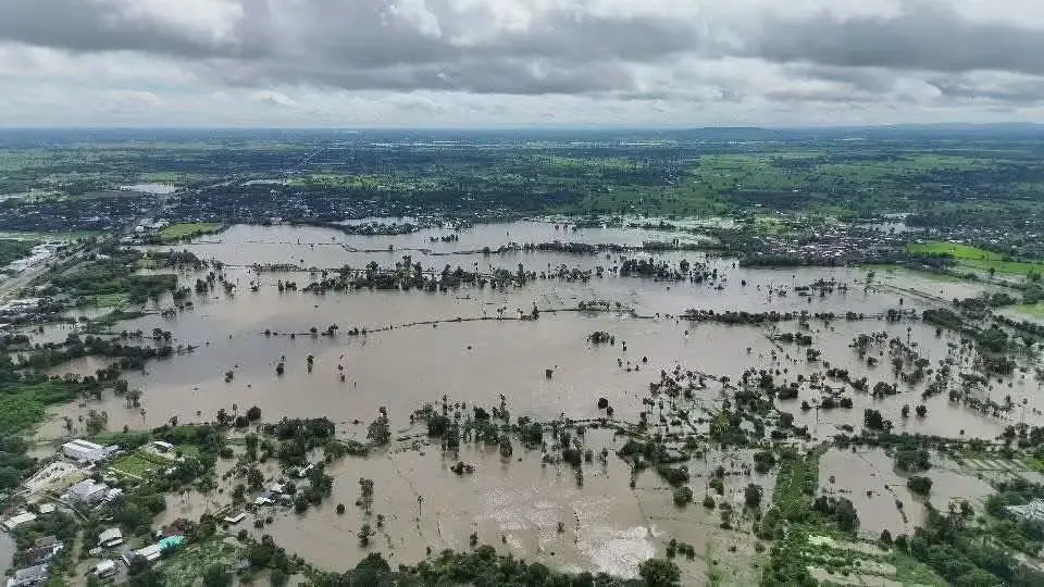 น้ำท่วมบุรีรัมย์วิกฤตสูง 1.6 เมตร กู้ภัยระดมเรืออพยพผู้ป่วย