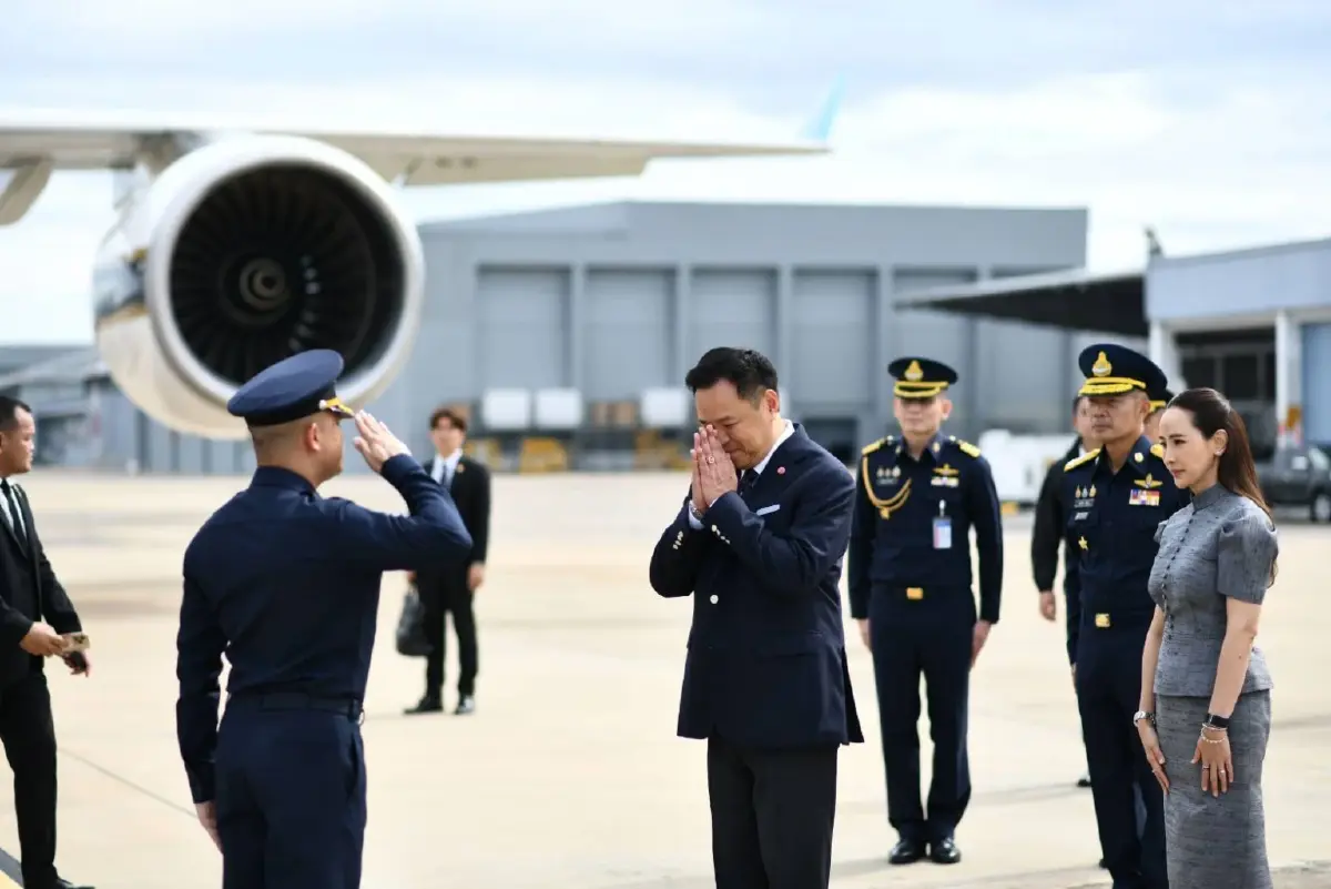 “อนุทิน” ติดตลก โชว์ยันต์ “หลวงพ่อสำลี” หลังมือ บอกพุทธคุณ “กันผู้สื่อข่าวถาม” ก่อนบินลุยภารกิจ 3 ประเทศ