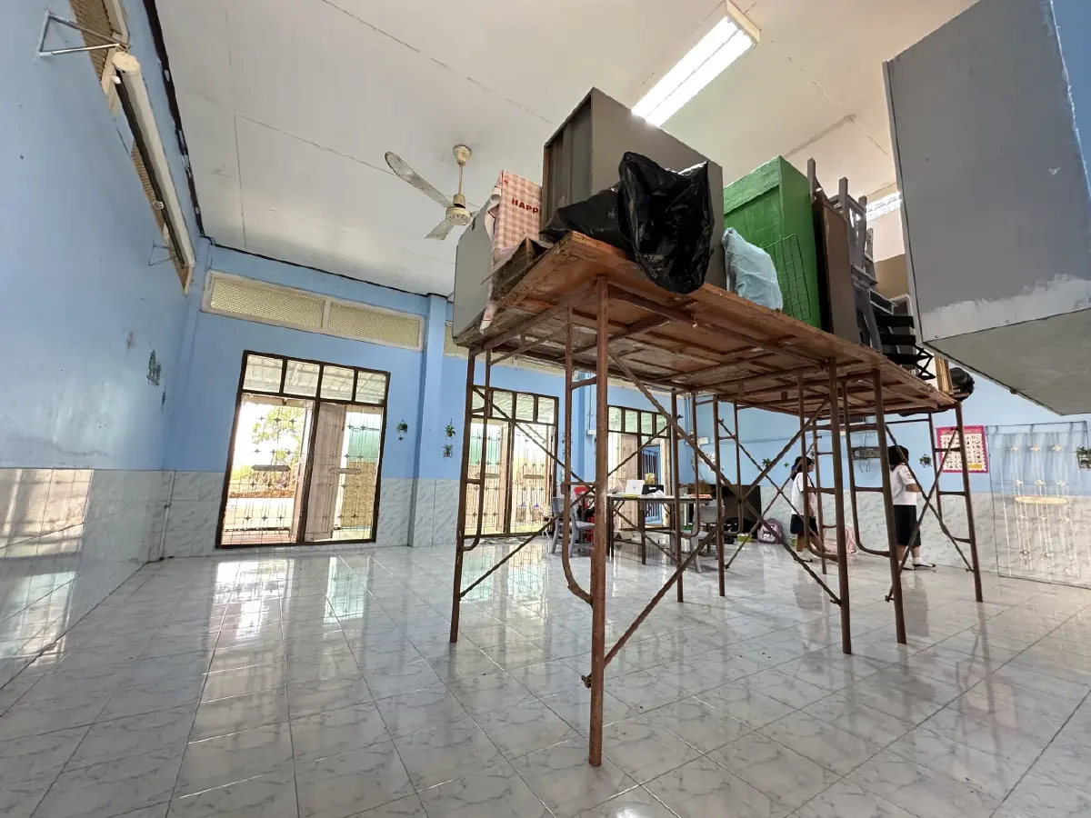 โรงเรียนวัดตะกู น้ำท่วมจ่อประตู คุณครูภาวนาขออีกสัปดาห์โรงเรียนก็จะสอบปิดเทอมแล้ว ยกของขึ้นนั่งร้านเตรียมรับมือ