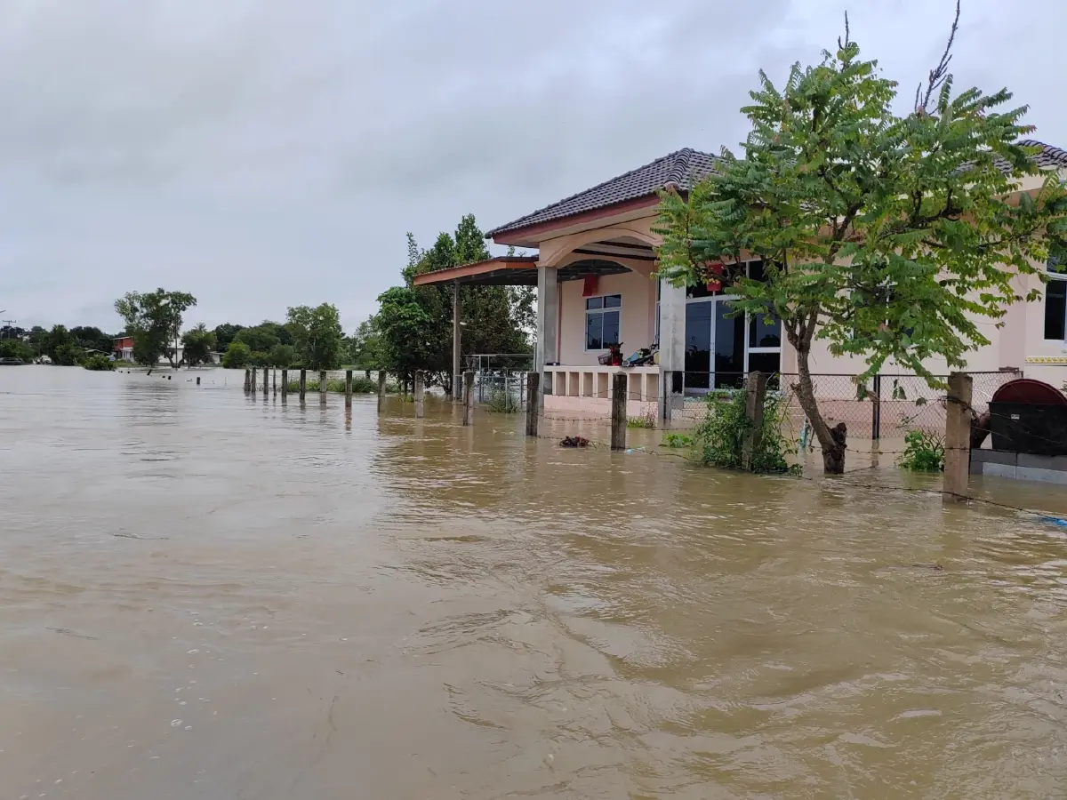 "บุรีรัมย์” ยังท่วม 4 อำเภอ! วัดถูกล้อม พระออกบิณฑบาตไม่ได้