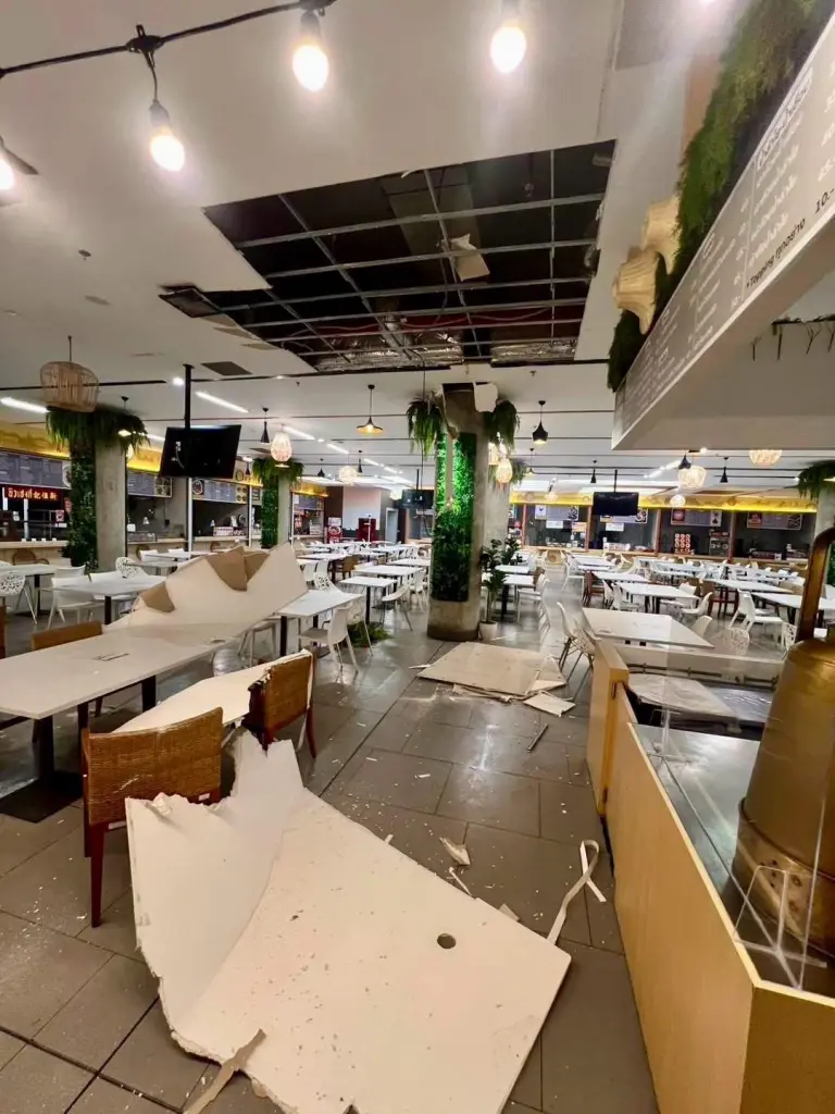 งามหน้าซ้ำซาก!! ฝ้าเพดาน "โรงอาหารรัฐสภา" ชั้น B2 ถล่มทับโต๊ะเก้าอี้พังยับ โชคดีเป็นวันหยุดไม่มีคนเจ็บ