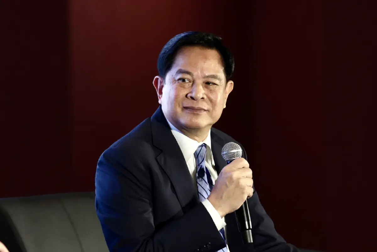 นายพีระพันธุ์ สาลีรัฐวิภาค อดีตรองนายกรัฐมนตรี และรัฐมนตรีว่าการกระทรวงพลังงาน