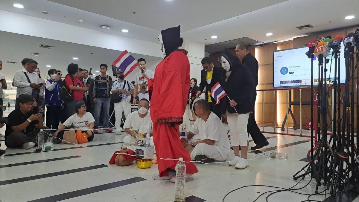 ทนายอั๋น" ทำพิธีปล่อย-จับผี แสดงเชิงสัญลักษณ์ ที่ กกต.