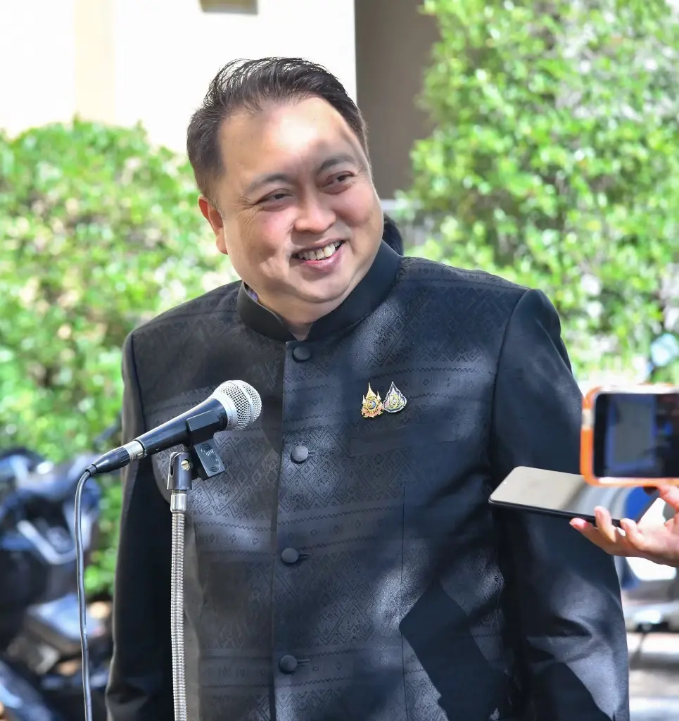 นายสุชาติ ชมกลิ่น รัฐมนตรีว่าการกระทรวงทรัพยากรธรรมชาติและสิ่งแวดล้อม