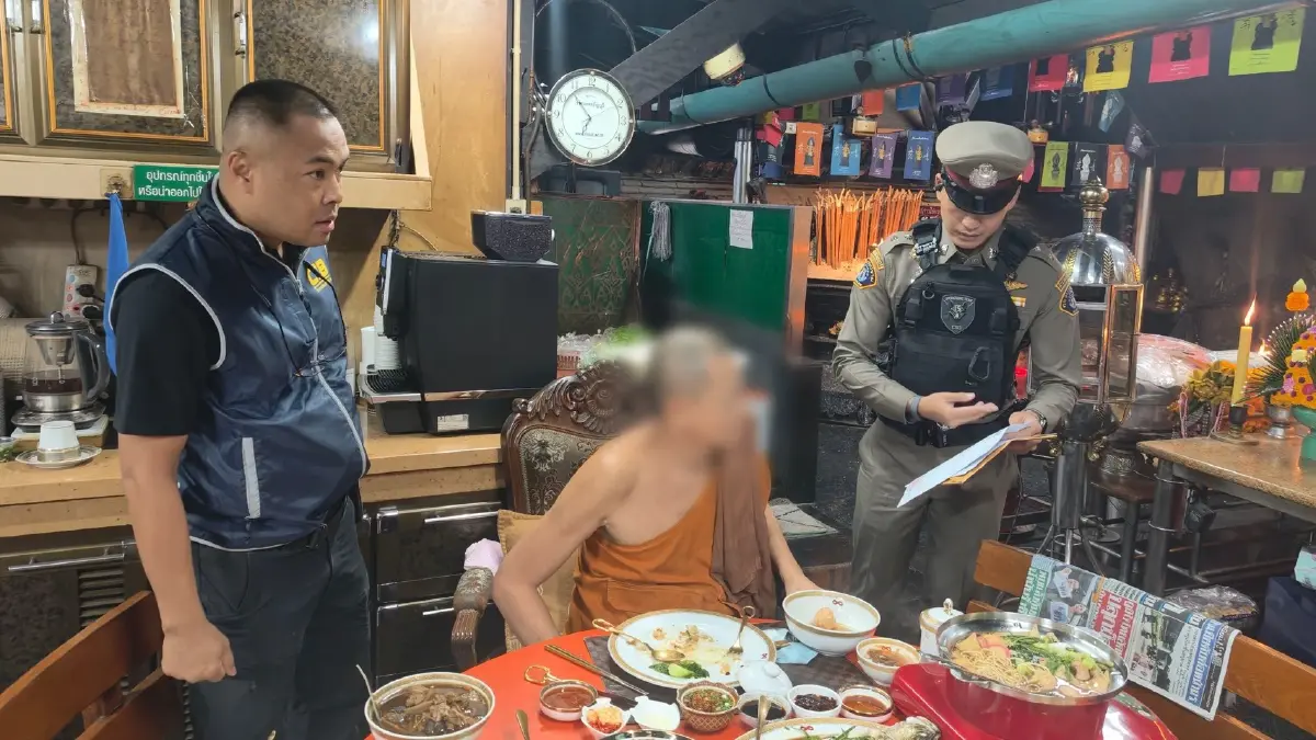 ช็อกวงการผ้าเหลือง! กองปราบรวบ "หลวงพ่ออติโชติ" เจ้าอาวาสวัดพุทไธศวรรย์ ยักยอกเงินวัด 92 ล้าน  โอนให้สีกาคนสนิท ซ้ำคาหนังคาเขาคากุฏิ(มีคลิป)