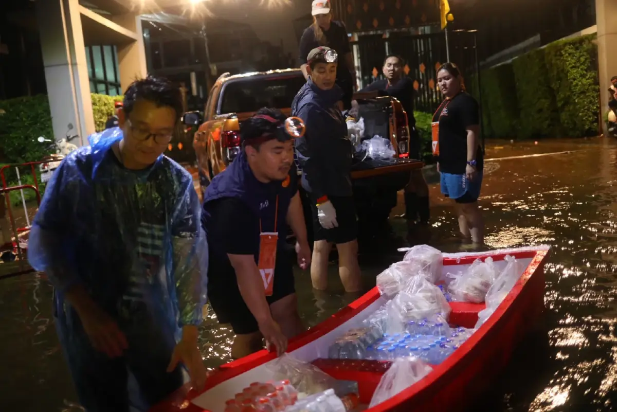 ปชน.ตั้งโรงครัวเฉพาะกิจ ลงเรือกระจาย 9 ทีมปูพรมพื้นที่สีแดง บางกะปิ-ลาดพร้าว-รามคำแหง